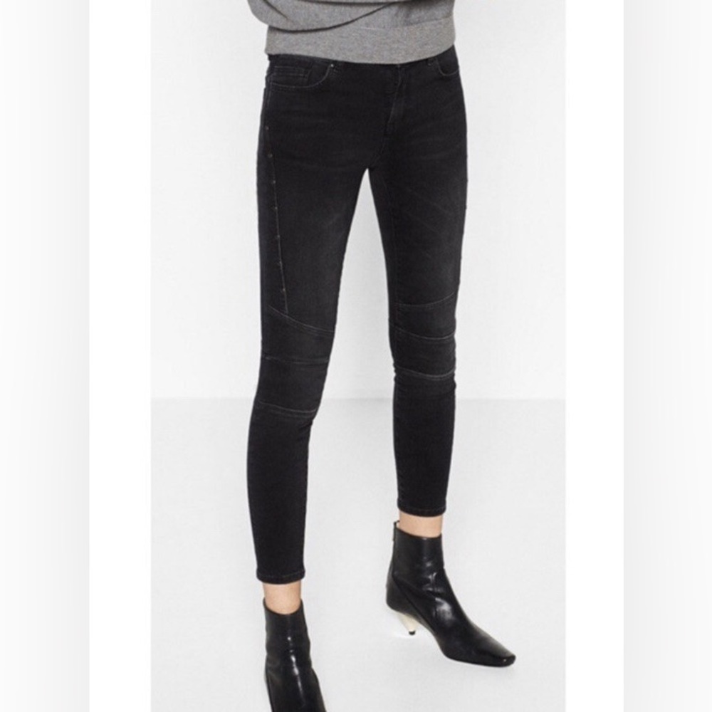 Stylish Distressed Black Jeans with Zipper Details Zara size 6